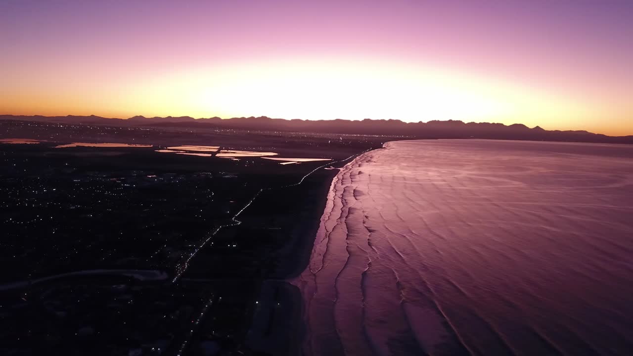 vuelo matutino de drones al amanecer sobre muizenberg y sandvlei
