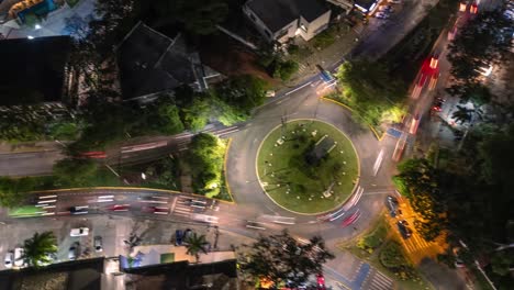 Luftschneller-Orbit-Hyperlapse-Des-Kreisverkehrverkehrs-In-Der-Nacht