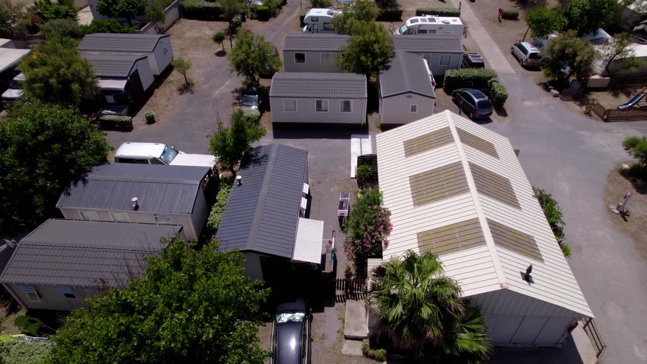 desde la cima de la colina, la ciudad está representada con pequeñas casas y árboles solitarios esparcidos a su alrededor