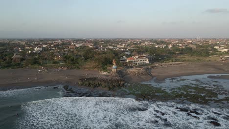 vista del atardecer dorado de la estatua de gajah mina y la playa de pererenan en bali