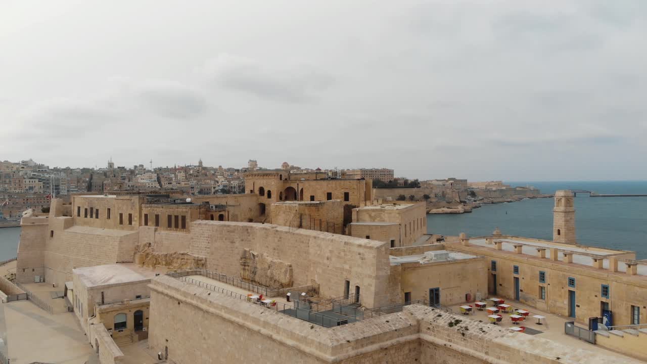 imágenes aéreas de drones de 4k sobrevolando una antigua ciudad fortificada en la isla de malta del mar mediterráneo
