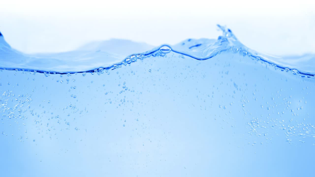 물 속의 많은 거품이 가까이에서, 느린 움직임의 거품과 함께 추상적인 물 파동