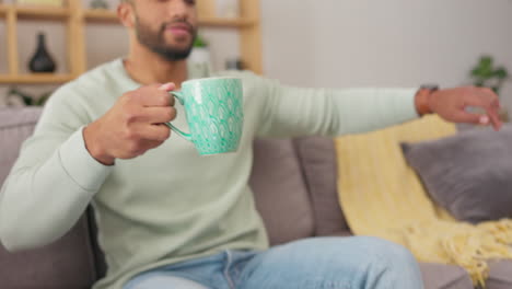 relajarse, café y un hombre en un sofá en la sala de estar