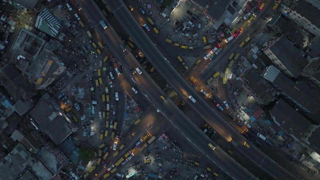 매혹적 인 공중 풍경: 밤 에 생명 으로 가득 찬 라고스