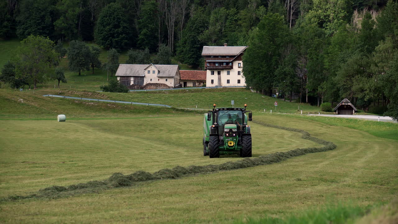 에서 일하는 농장 트랙터