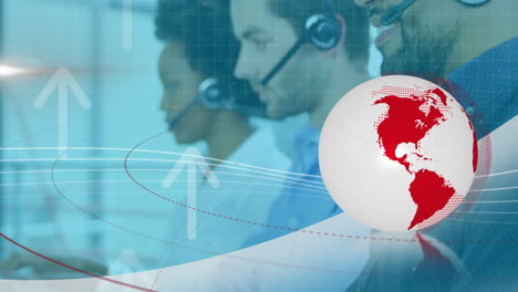 globo y flechas contra el ejecutivo de atención al cliente masculino que usa auriculares de teléfono trabajando en la oficina