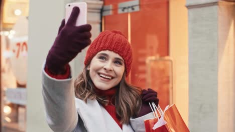 mujer feliz haciendo una selfie durante las compras de navidad