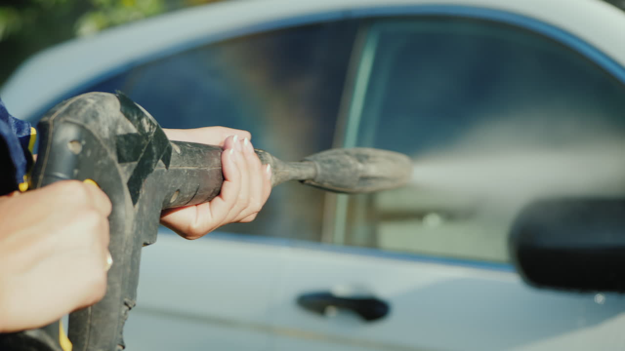 고압 호스가 있는 자동차 세탁기의 손 내 차 얕은 피사계 심도 비디오
