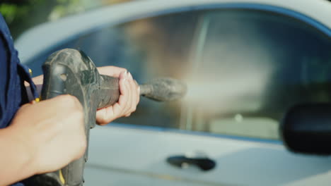 Hände-Einer-Autowaschanlage-Mit-Einem-Hochdruckschlauch-Mein-Auto-Video-Mit-Geringer-Schärfentiefe