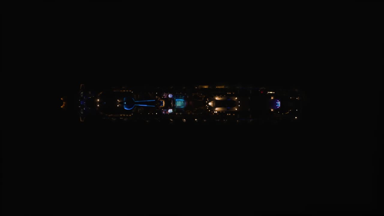 밤 시간에 유람선을 통해 하향식 공중 하향식 샷