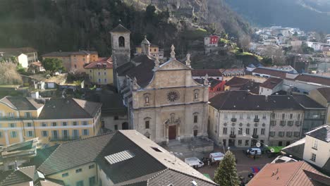 iglesia de bellinzona suiza con destello de lente soleada