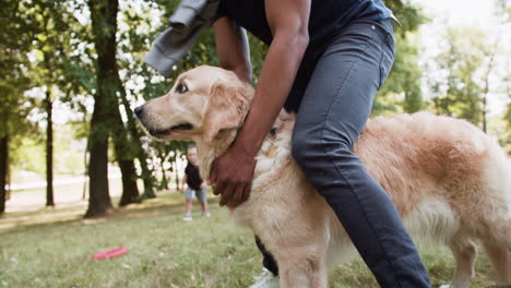 Schwarzer-Mann-Mit-Hund-Im-Park