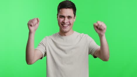 hombre celebrando