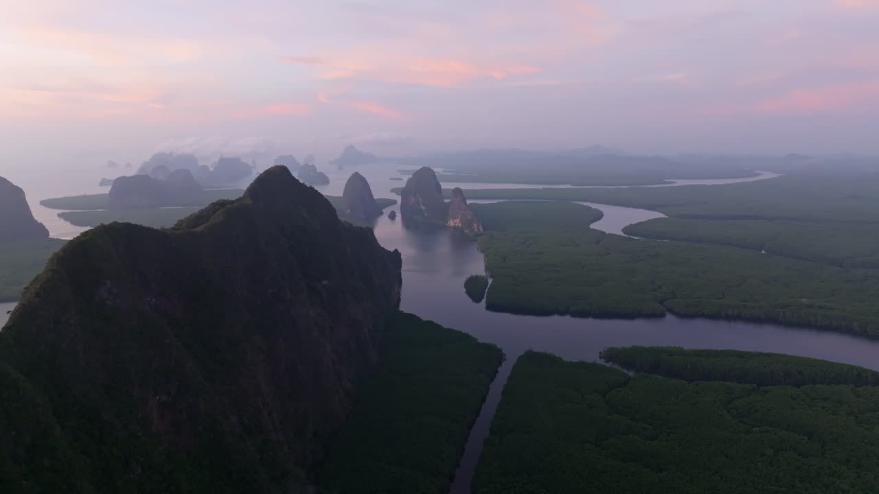 Bình minh hé lộ những dòng nước uốn lượn ở vùng đất thấp có rừng của Phang Nga, Thái Lan