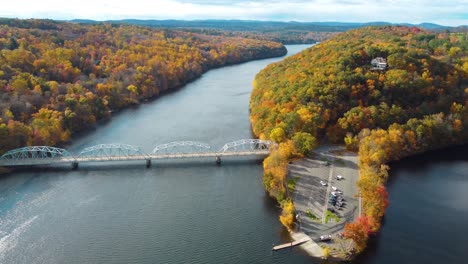 Puente-Ubicado-En-Connecticut-Durante-El-Otoño.