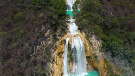 hermosas cascadas de el chiflon en mexico, revelacion aerea de 4k sobre cascada escalonada