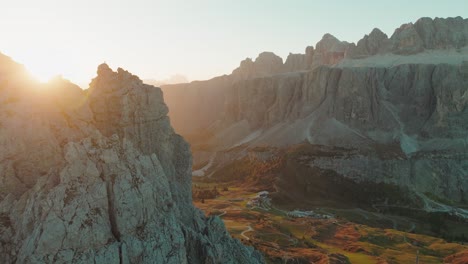 Während-Die-Sonne-Ihren-Frühen-Morgenschein-Ausstrahlt,-Treten-Der-Sellastock-Und-Die-Pisciadù-Felsen-In-Den-Dolomiten-Aus-Dem-Schatten-Hervor-Und-Offenbaren-Ihre-Majestätischen-Formationen