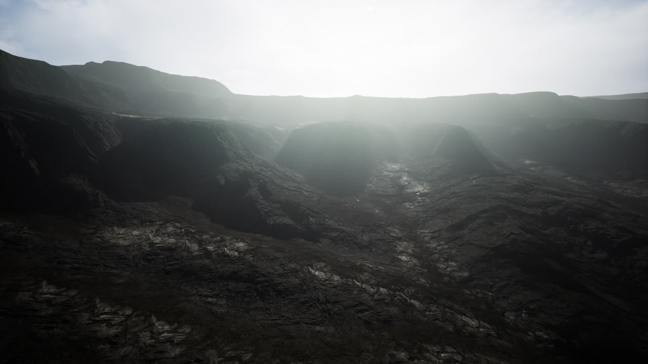 vista del pico del himalaya en la niebla profunda