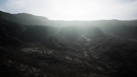 vista del pico del himalaya en la niebla profunda
