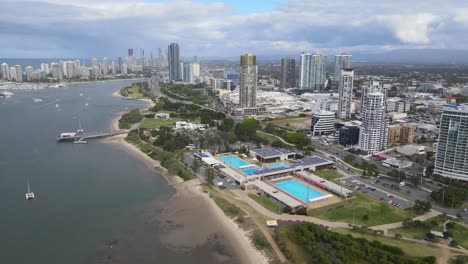 vista aérea de la piscina de los parques de broadwater cerca del muelle de southport en qld, australia