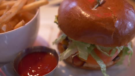 Nahaufnahme-Eines-Cheddar-Burgers-Und-Einer-Schüssel-Pommes