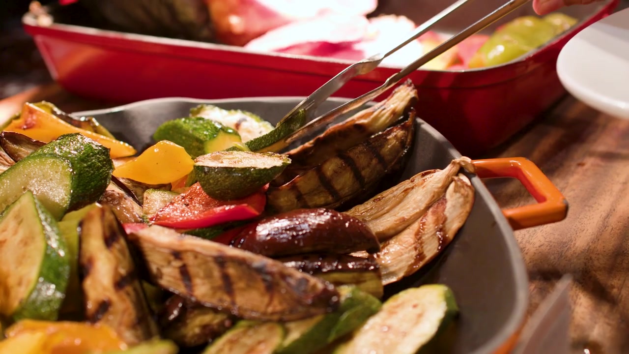 Servire zucchine grigliate e peperoni a un buffet