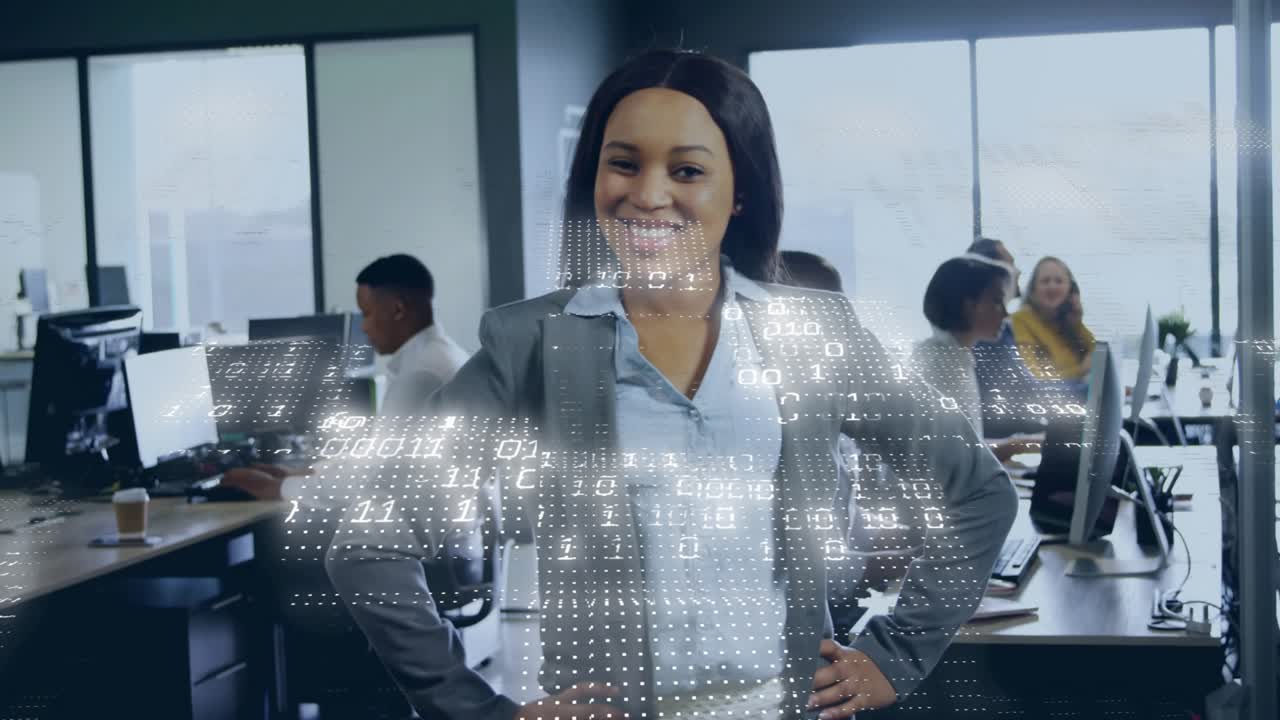 Donna in piedi al centro di un ufficio tecnologico, sorridendo, ridendo mentre una sovrapposizione scivola sul busto, reagendo ai dati