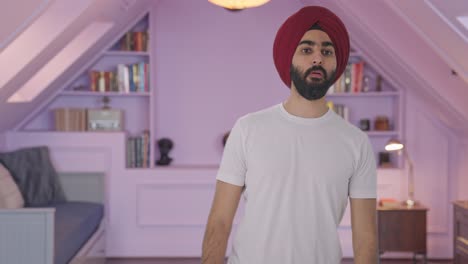 hombre indio sikh buscando y buscando a alguien