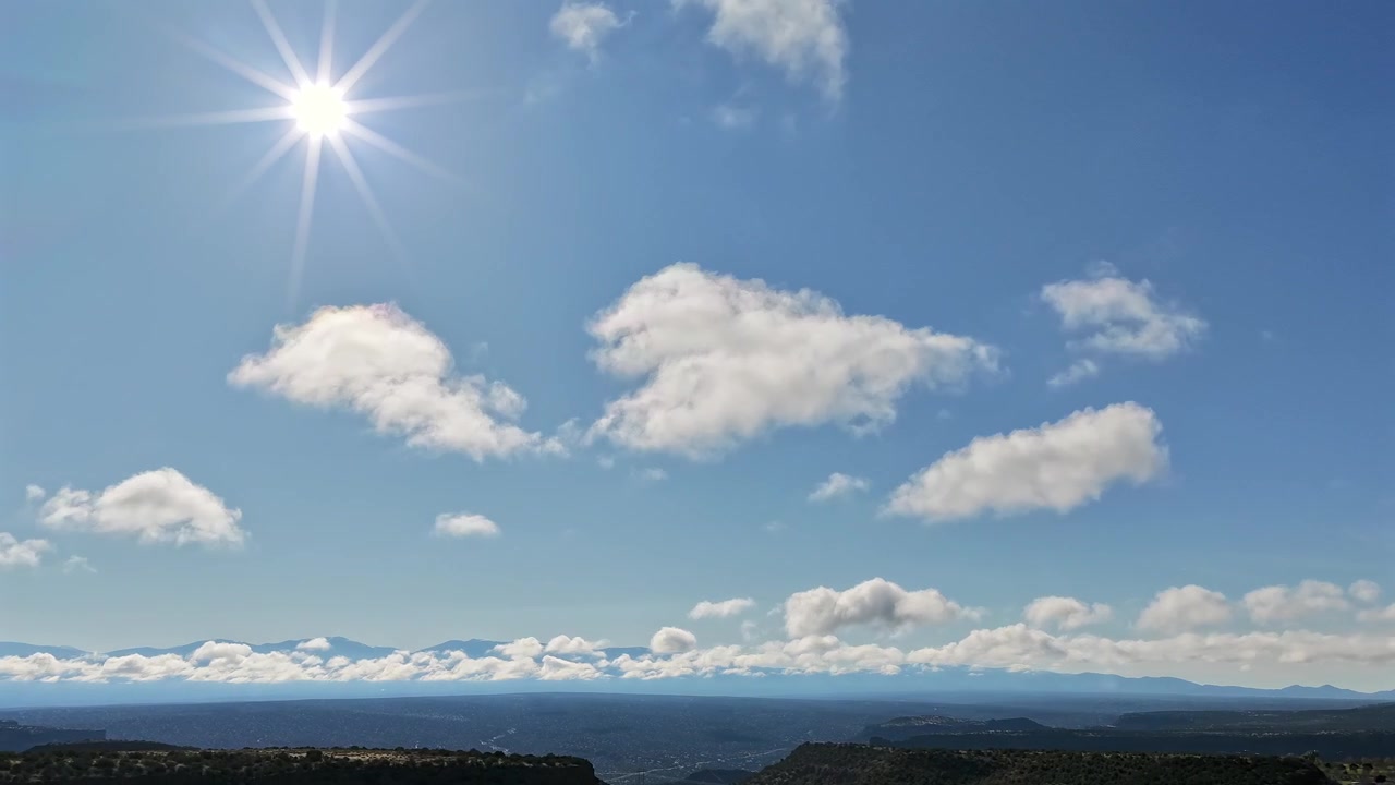 Timelapse aéreo en 4K revela el rápido movimiento de las nubes sobre las escarpadas mesetas desérticas del suroeste después de una tormenta. Fondo cinematográfico de naturaleza que muestra geografía, formaciones de arenisca y horizontes atmosféricos.
