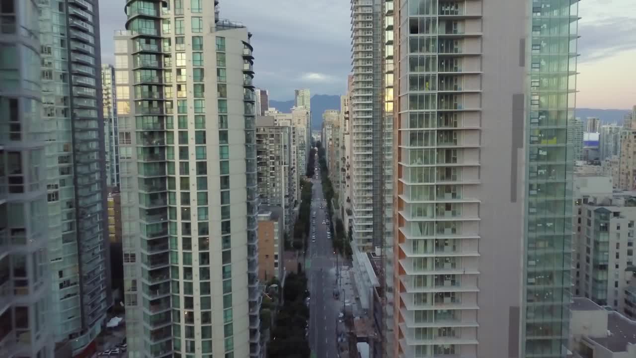캐나다 밴쿠버에 있는 건물을 통과하는 드론의 항공 영상