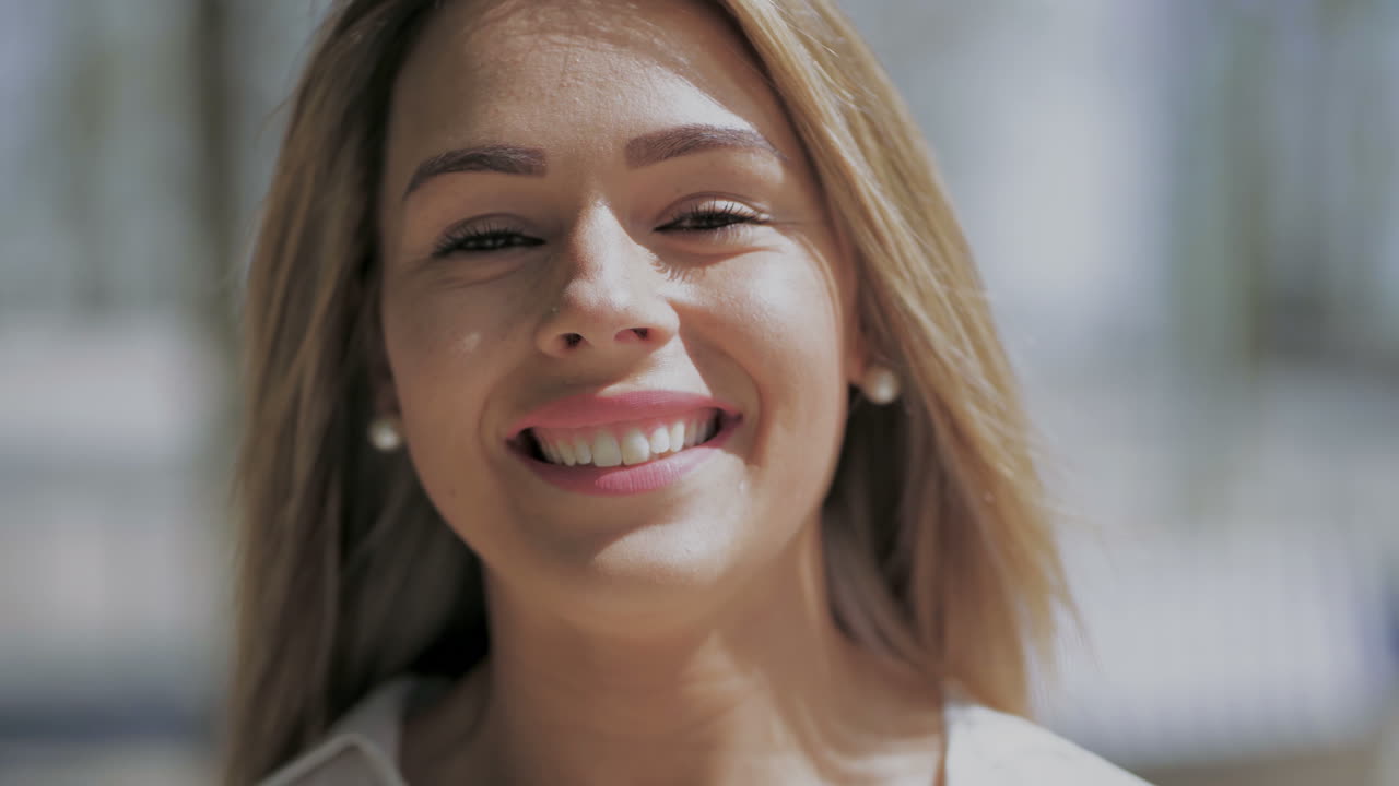 mujer joven atractiva sonriendo a la cámara