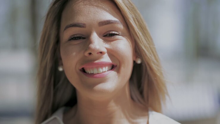 Attraente giovane donna sorridere alla telecamera