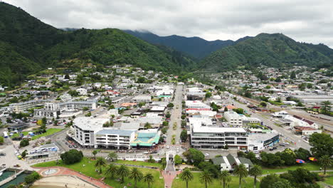 Pequeño-Y-Acogedor-Pueblo-De-Picton-En-Nueva-Zelanda,-Vista-Aérea-De-Drones