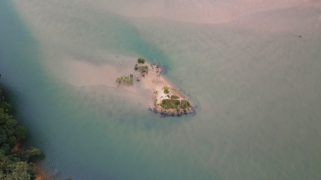 호주 퀸즐랜드 골드 코스트의 tallebudgera 크릭에 있는 녹색 숲과 썰물 섬
