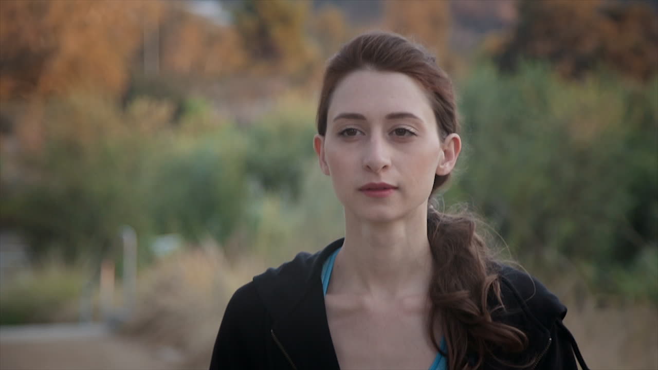 steadicam medio disparo, cámara lenta de una hermosa mujer caucásica delgada corriendo