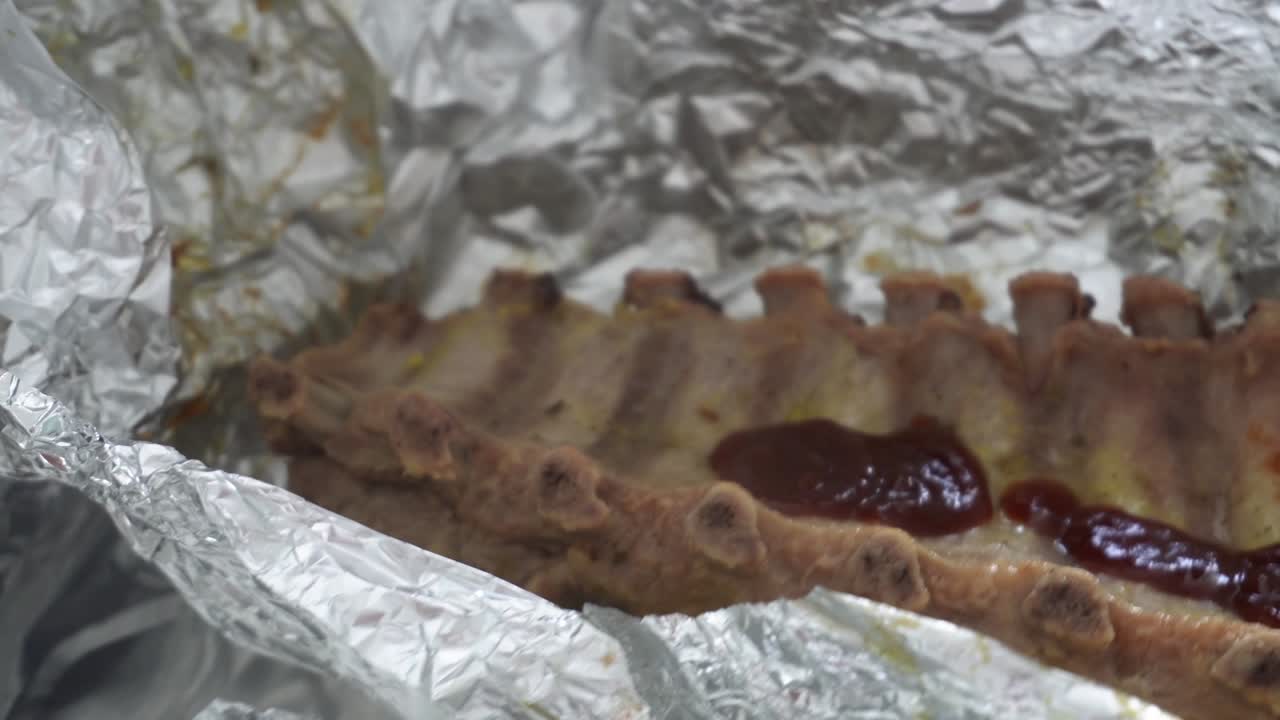 바베큐 소스와 함께 클로즈업 향신료 알루미 포일에서 돼지고기 갈비 4k에서 오븐에서 신선한 중국 상자