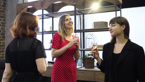 tres mujeres celebrando con champán