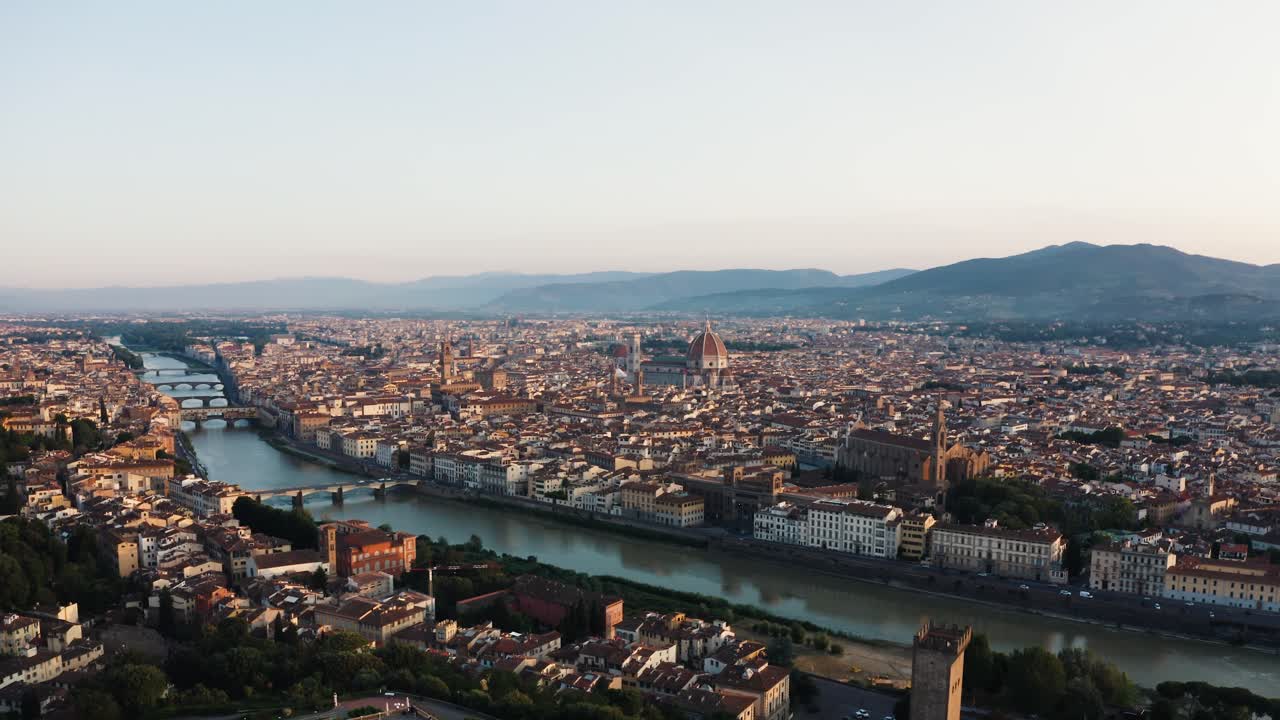 Ripresa aerea all'indietro di Firenze con il fiume Arno e il Duomo.