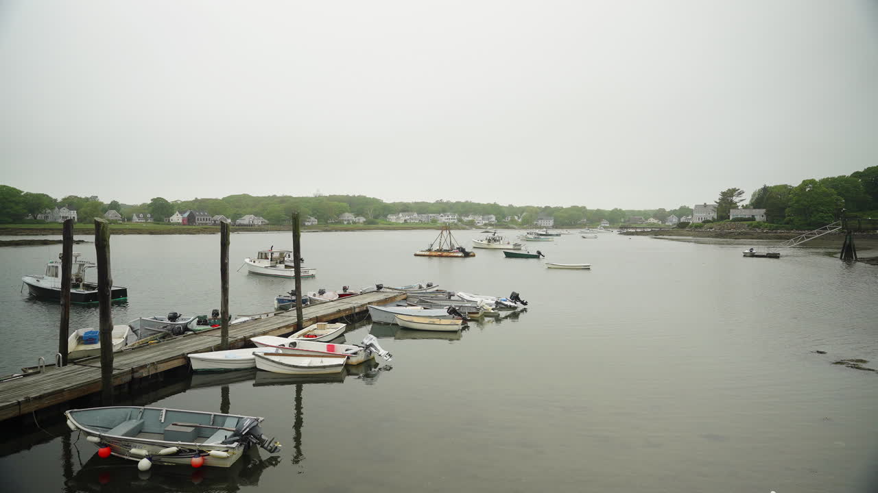 puerto deportivo en maine con barcos de pesca de langosta y lúgubres y gaviotas 4k 60p