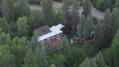 Drone-fly-to-a-wedding-venue-in-forest,-Edwards,-Colorado