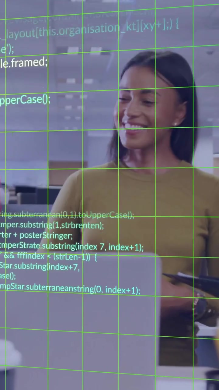 Video vertical: Mujer desarrolladora tecleando y generando una cuadrícula verde, con código desplazándose hacia arriba mientras muestra el teléfono.