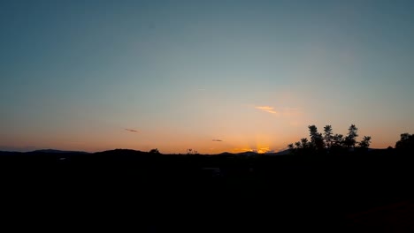 atardecer cielo con silueta de montaña en el pueblo cerca de valencia, españa