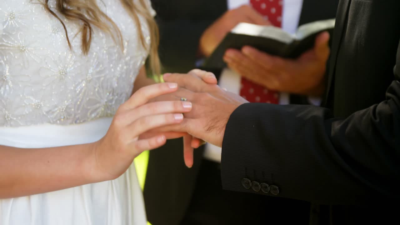 Sposi che si scambiano gli anelli il giorno del matrimonio 4K 4k