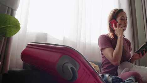 mujer revisando seriamente antes de viajar el nuevo viaje normal necesita una máscara facial