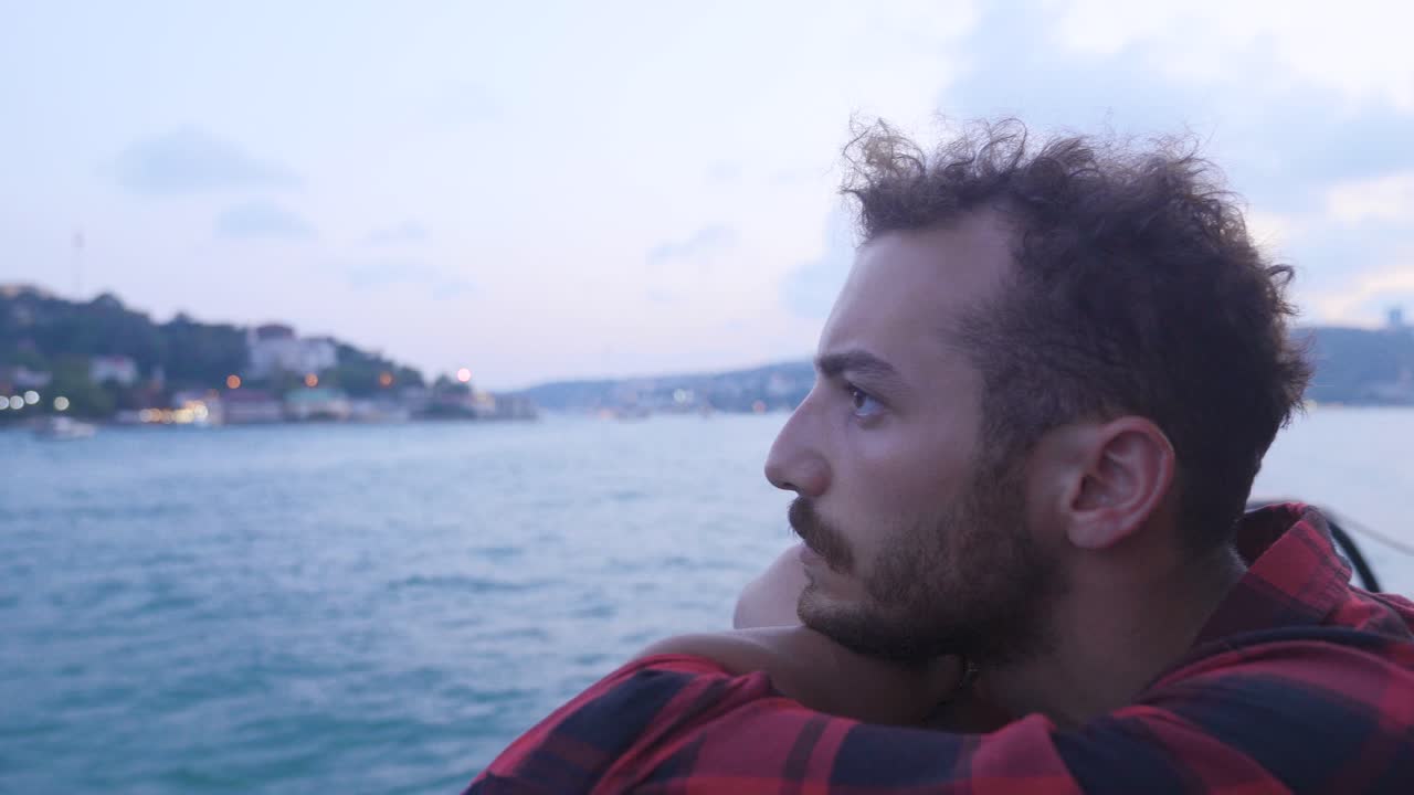 hombre cuidadoso a bordo.