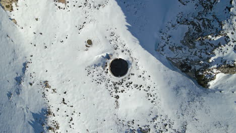 vista aérea de un pozo en las montañas nevadas, sierra de serella, alicante, españa