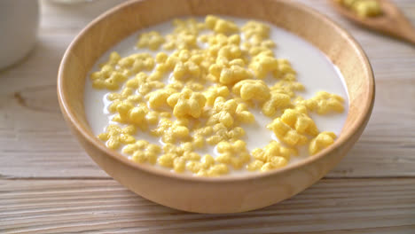 cereales de grano entero con leche fresca para el desayuno