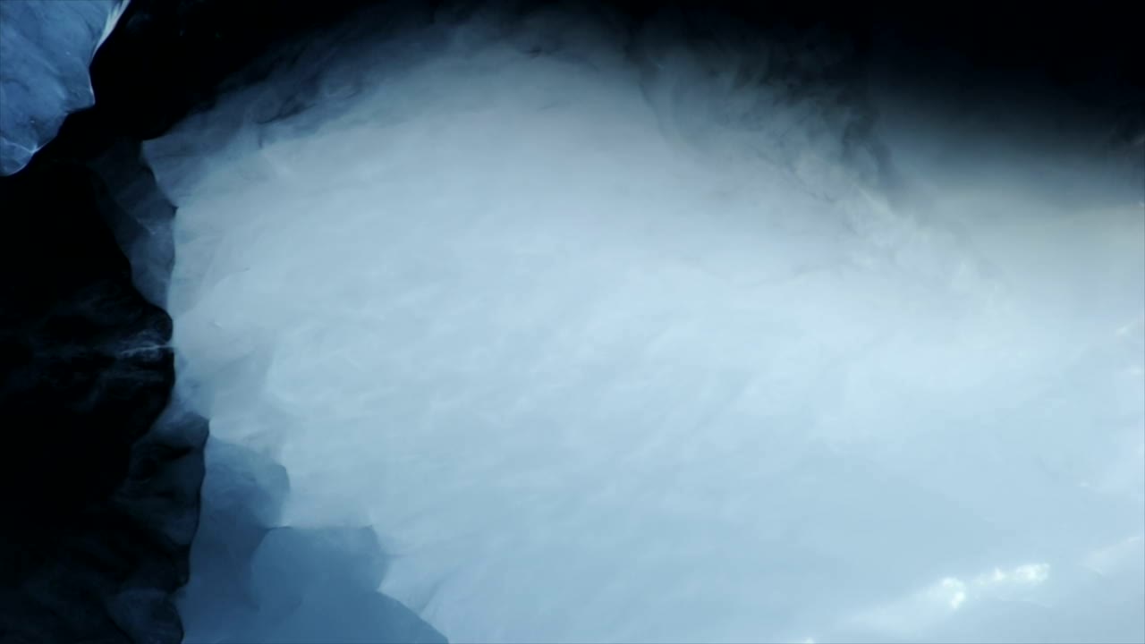 얼음이 휘몰아치는 바다 폭풍