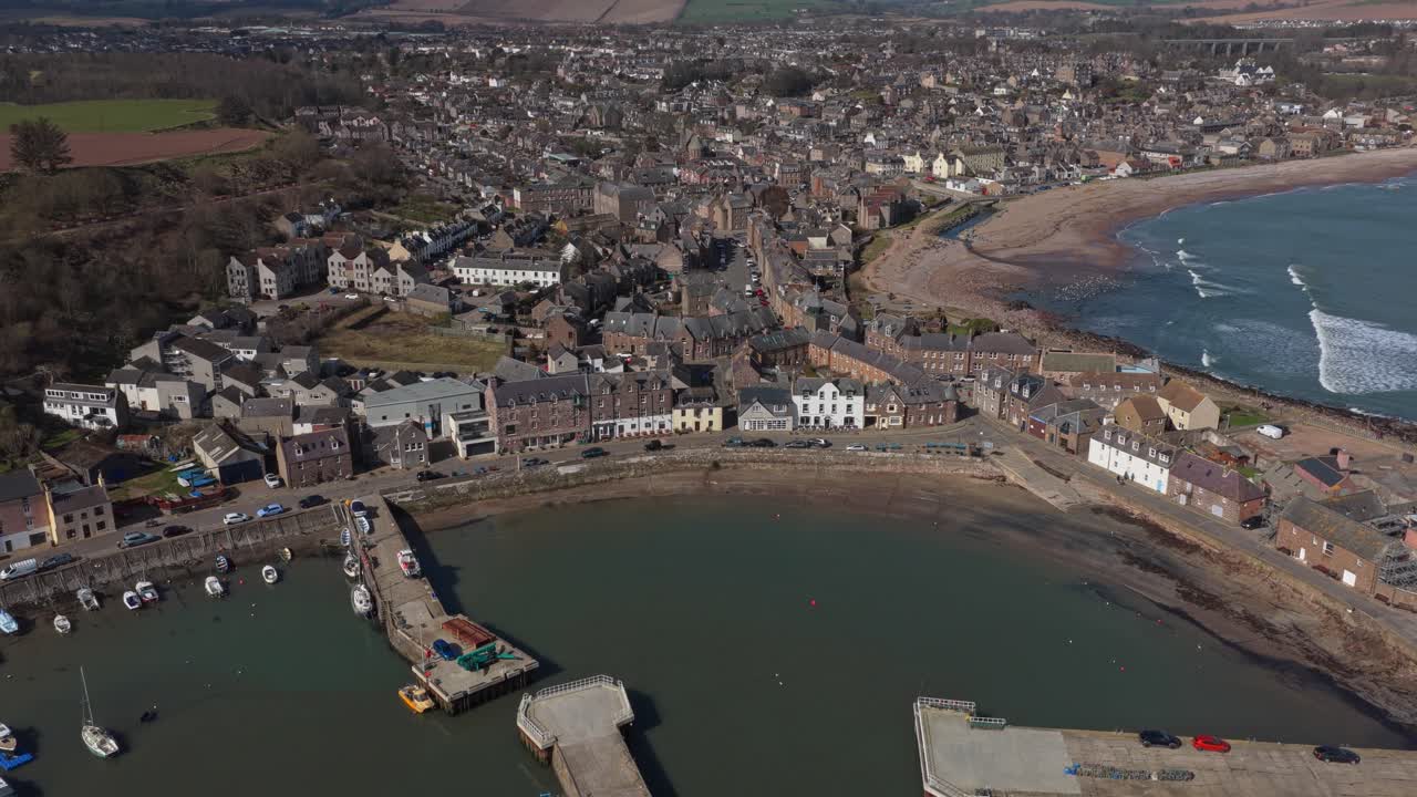 Vista aerea della città e del porto di Stonehaven in Scozia