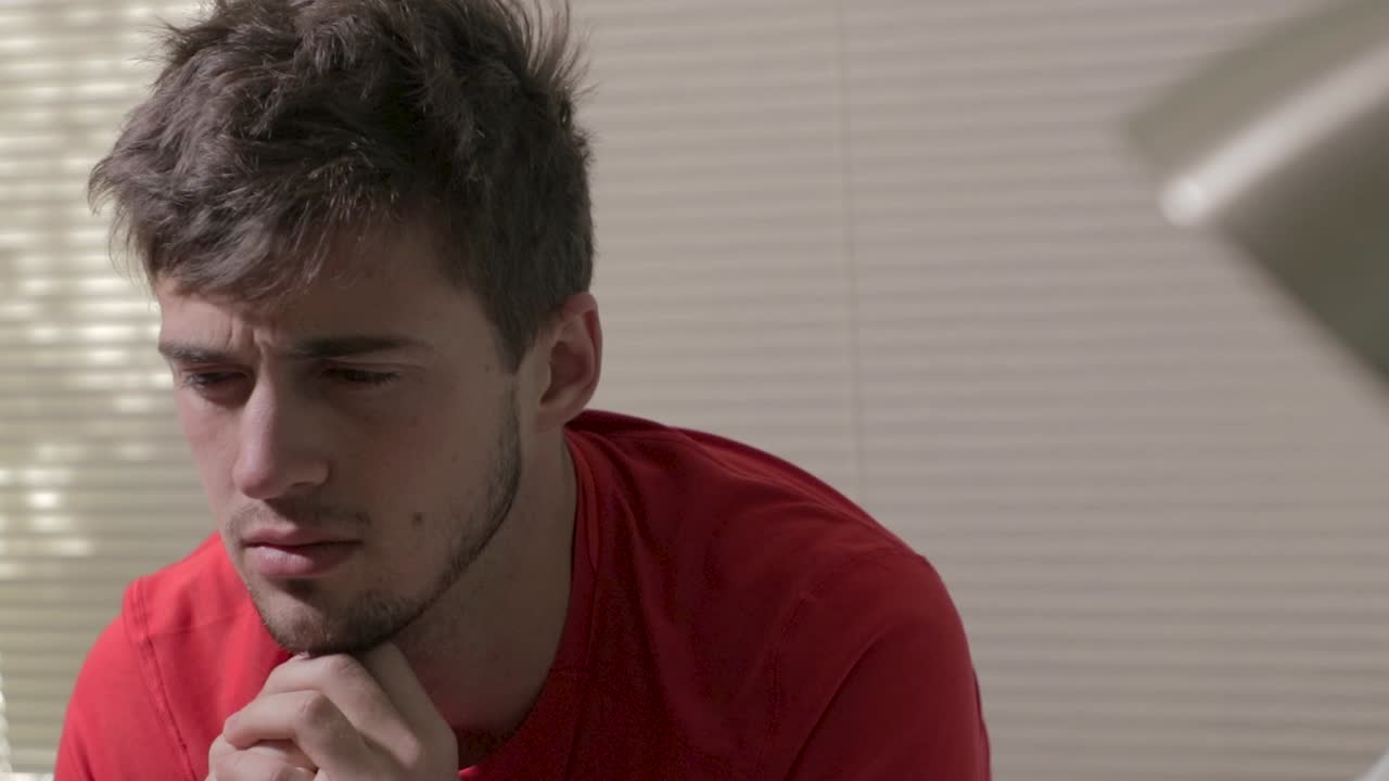 방에서 우울해 보이는 남자의 중간 샷